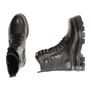 Botas militares de piel negra con cremallera y tacón de 4 cm.