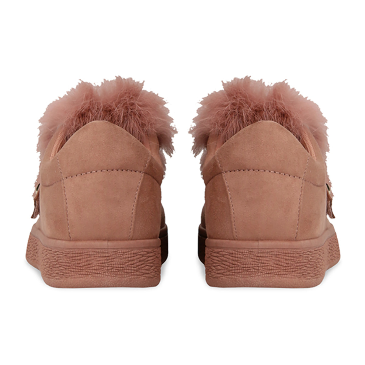 Zapatillas deportivas rosas nude slip-on con detalles de peluche sintético y tachuelas