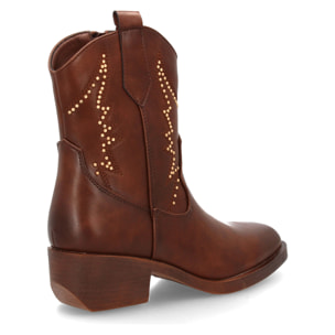 Bota cowboy con diseño de tachuelas.