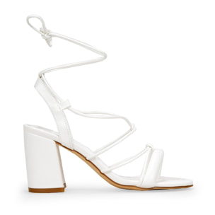 Sandalias de tacón blancas con cuerdas