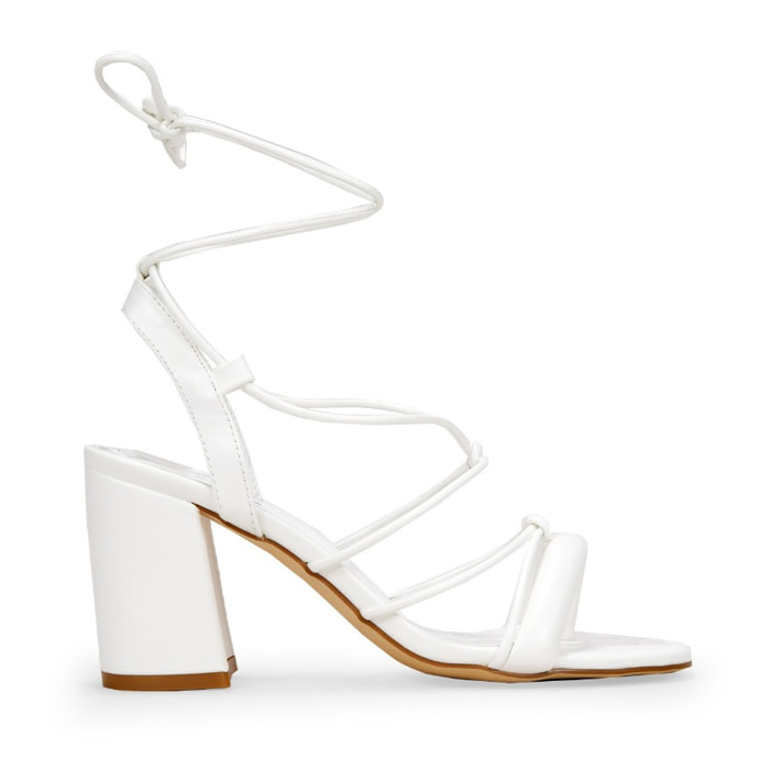 Sandalias de tacón blancas con cuerdas