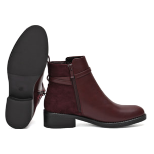 Stivaletto in simil pelle con fibbia dorata