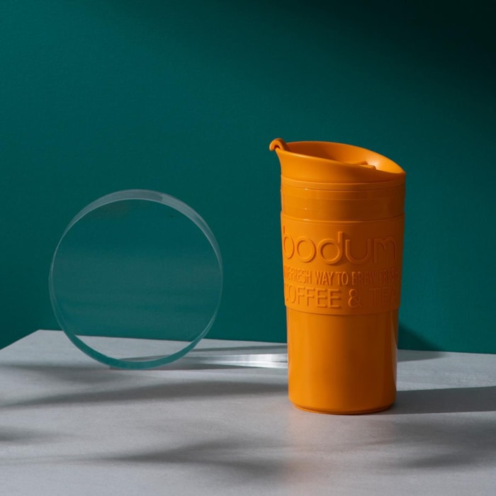 TRAVEL MUG: Mug de voyage isotherme en plastique, couvercle à clapet, 0.35 l 0.35 L