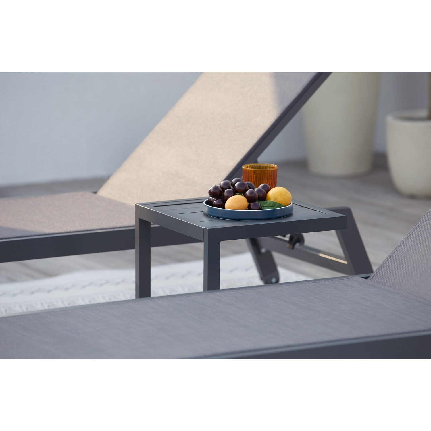 Lot de 2 transats et une table d'appoint gris et noir PEROU