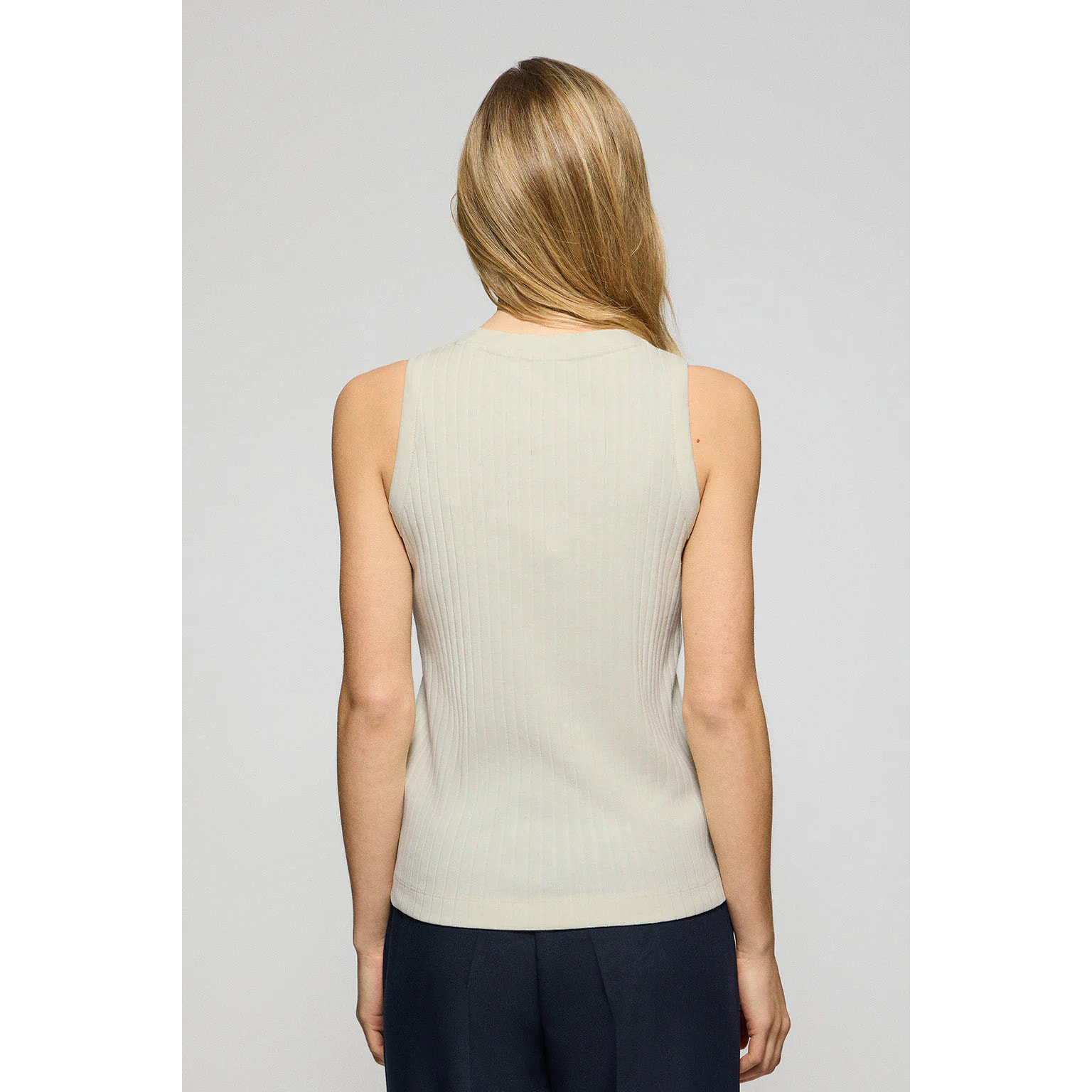 Camiseta top Tamika color crudo acanalada con detalle de botón nacarado Polo Club