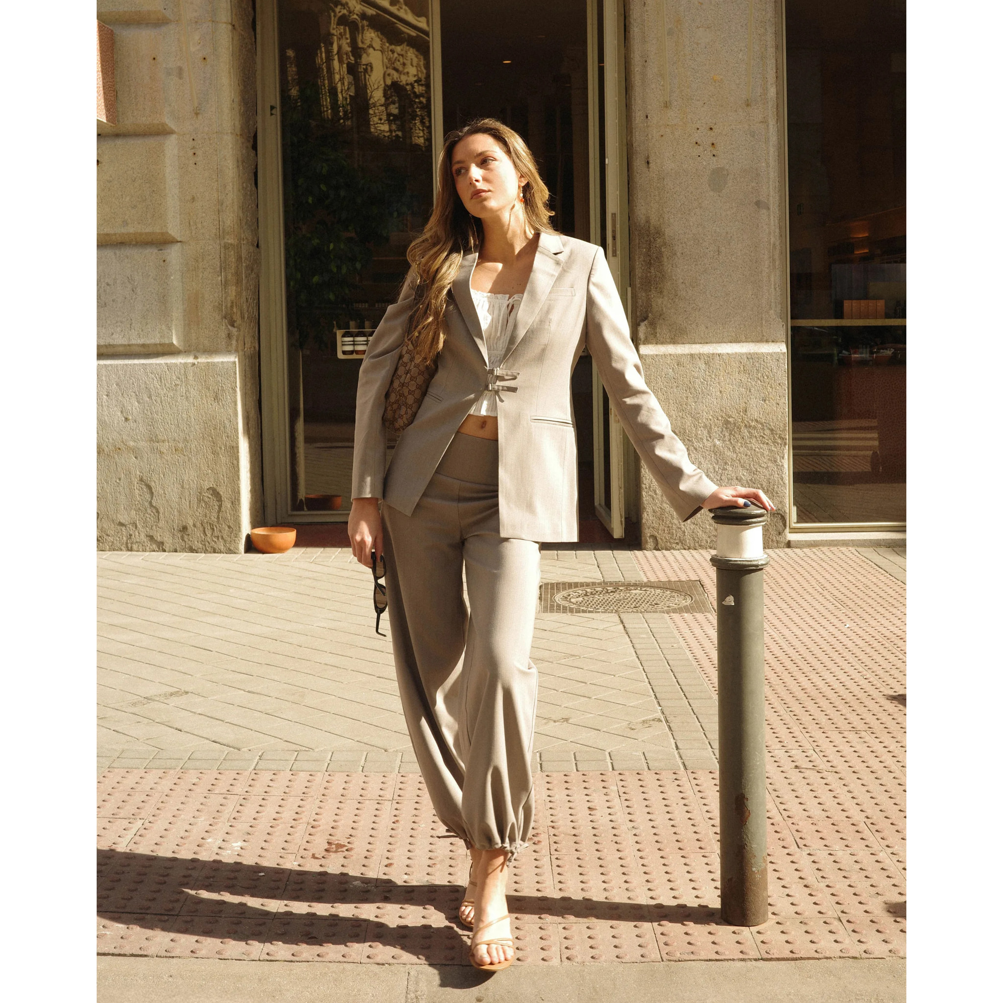 Pantalón recto de raya diplomática de traje de mujer