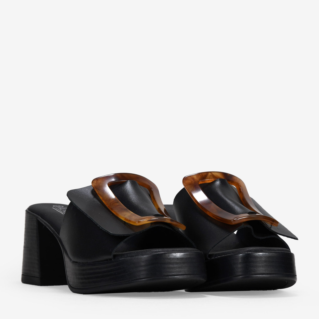 Sandalias de tacón negras en piel con hebilla marmolada