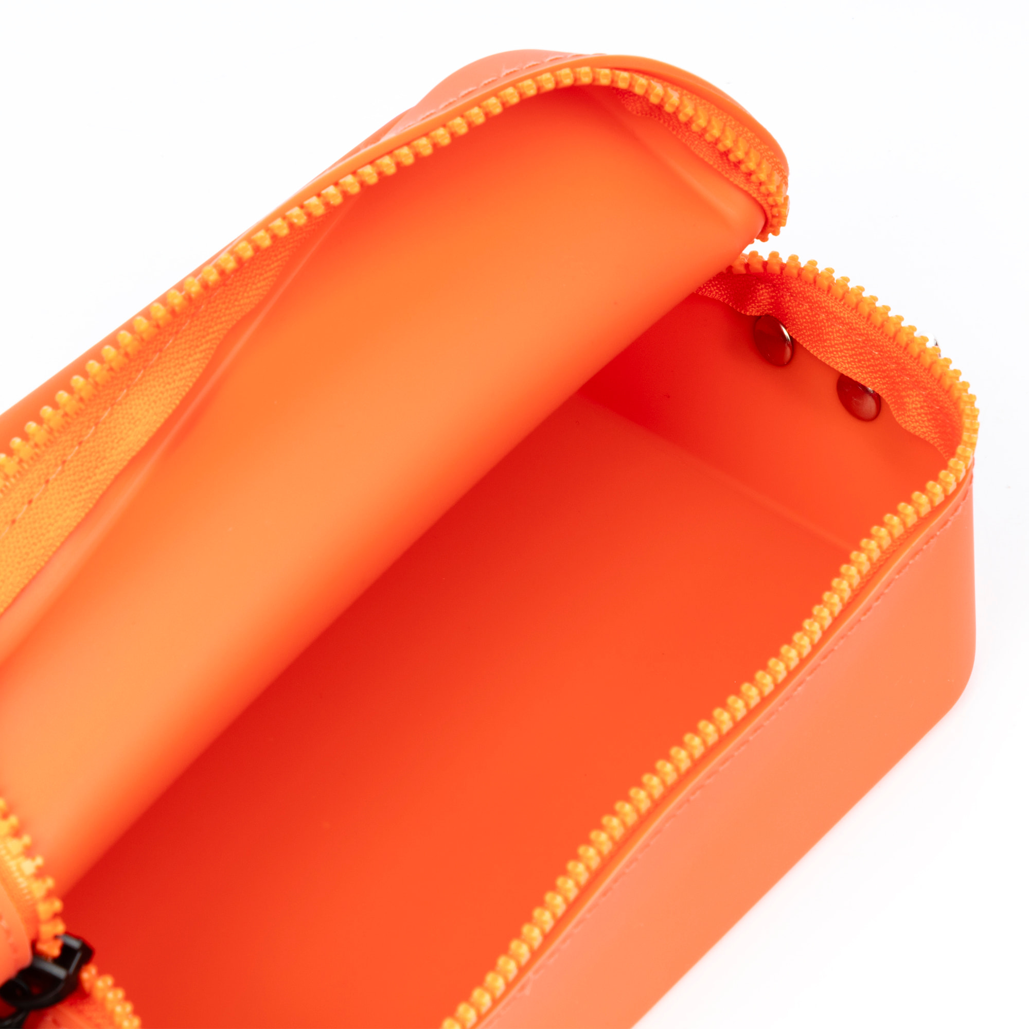 Cuerpo bolso bandolera rectangular de silicona.