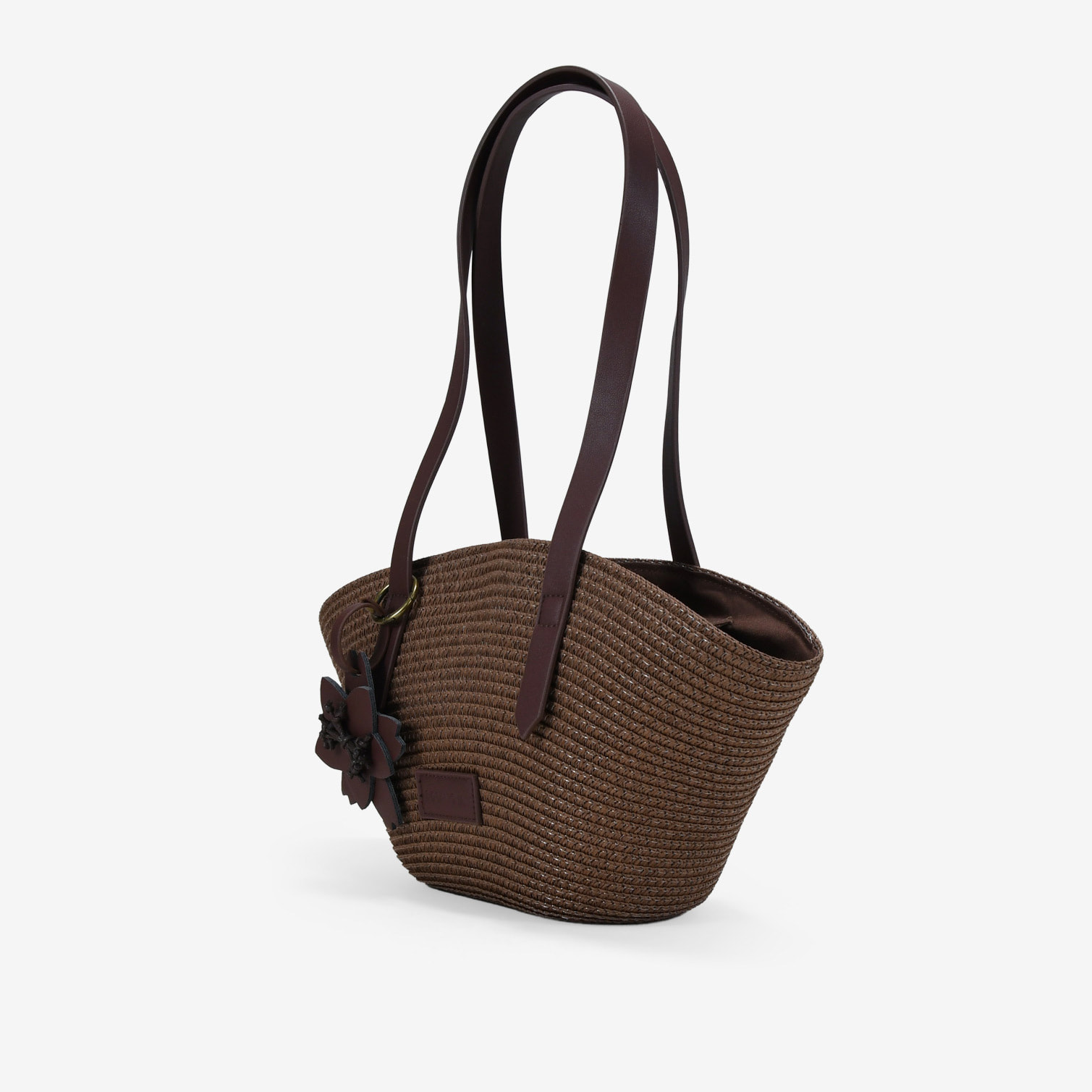 Bolso capazo marrón en rafia con charm de flor