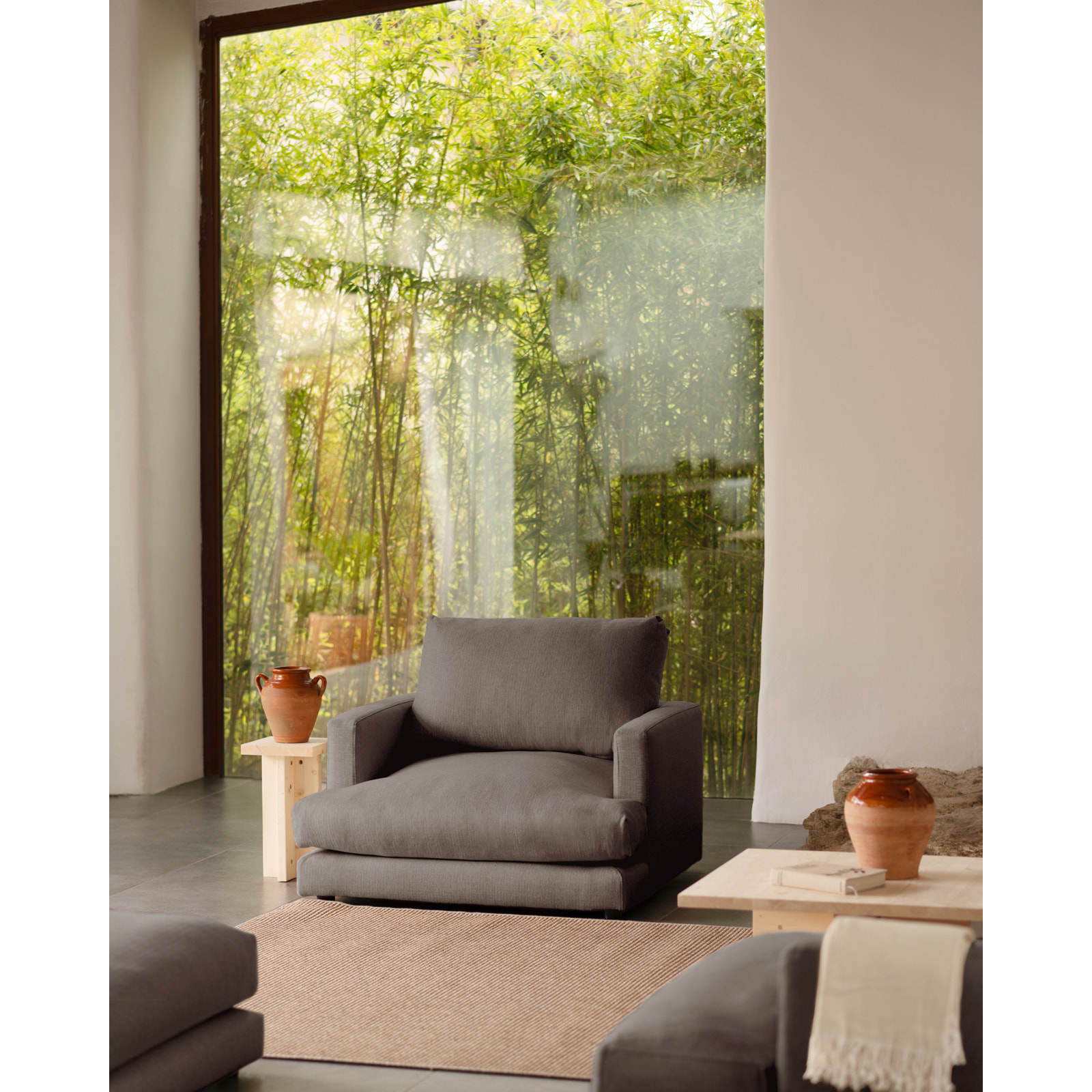 Sillón tono gris oscuro de 105cm Alto: 85 Largo: 108 Ancho: 105