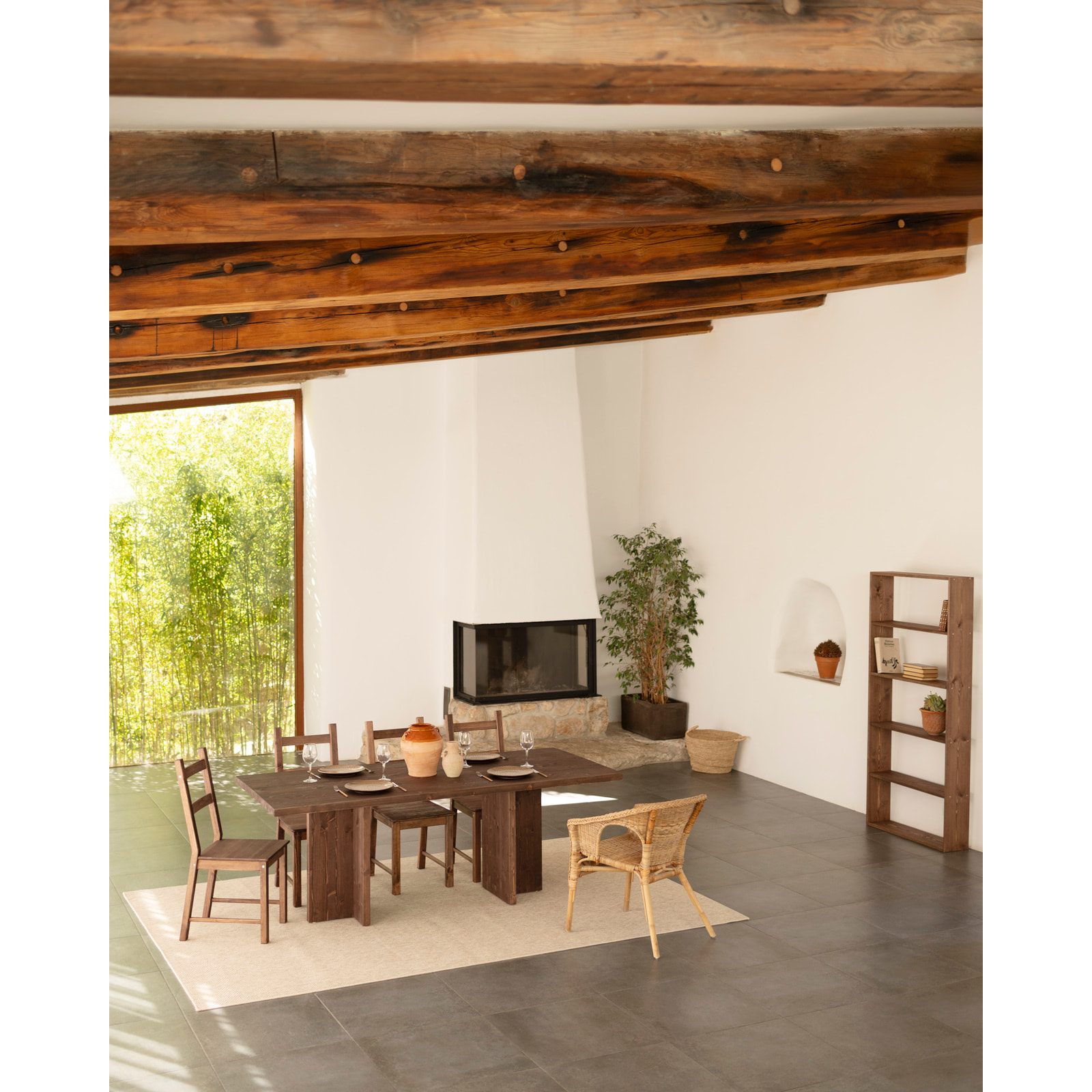 Table à manger en bois massif ton noyer en différentes tailles
