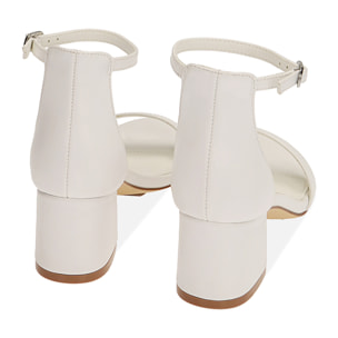 Sandalias con tacón blancos