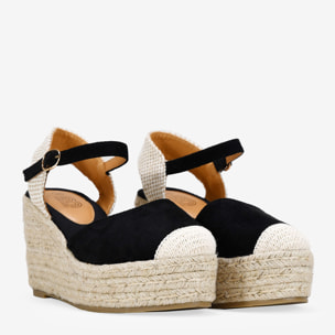 Alpargatas negras con pulsera y cuña de esparto