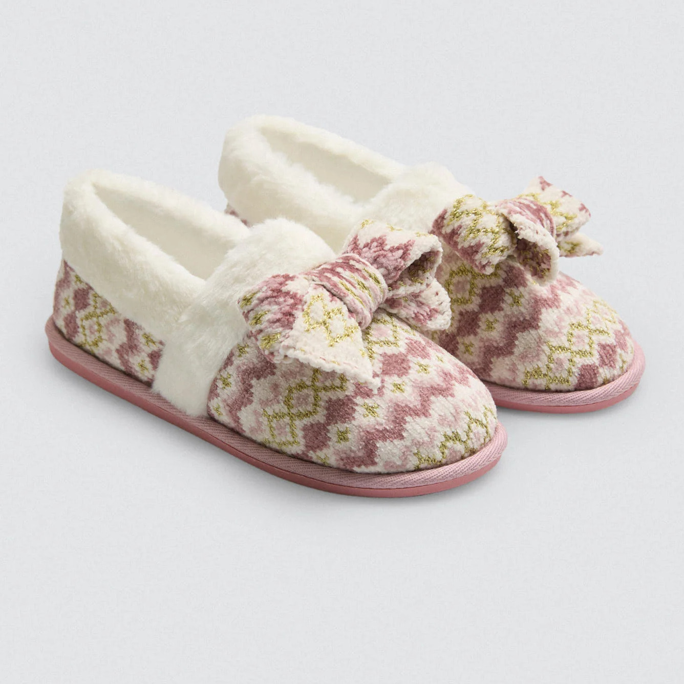 Ciabatte chiuse con dettaglio fiocco stampa etnica