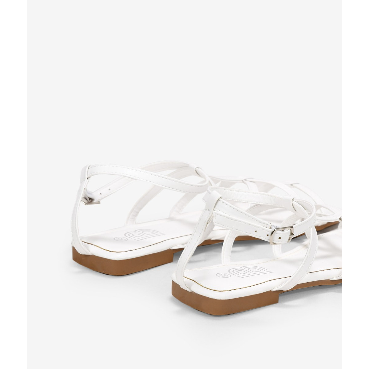 Sandalias blancas planas con tiras