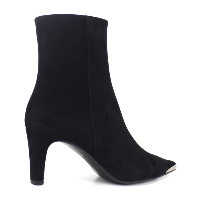 Botin en negro.Tacón de 6 cm