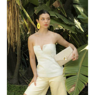 Bolso de mano beige con broche dorado
