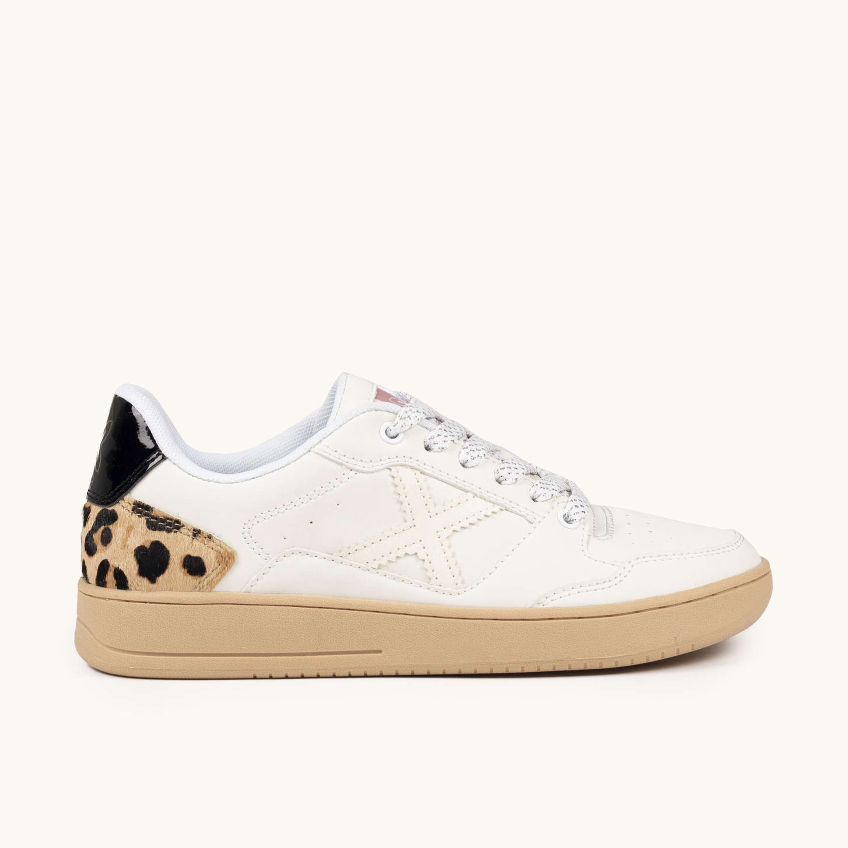 Zapatilla Deportiva Blanca con Estampado Animal y Suela Caramelo MUNICH LEGIT WMN 113