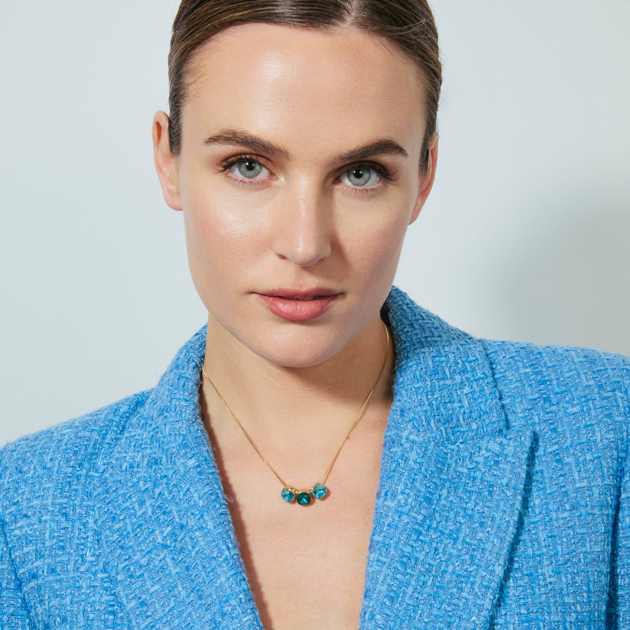 Collar de Cristal Azul acabado en oro amarillo de 18k