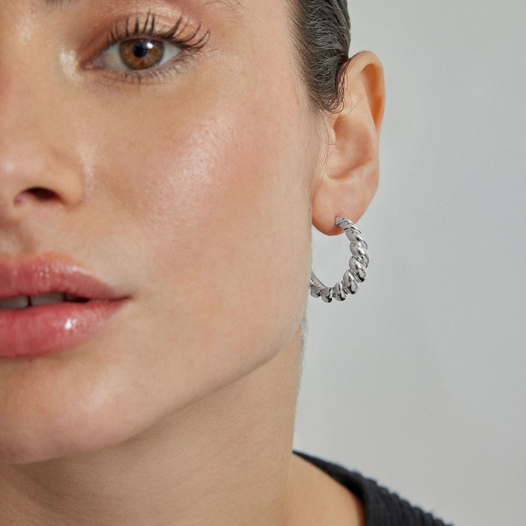 Pendientes de 16mm de diámetro acabados en rodio