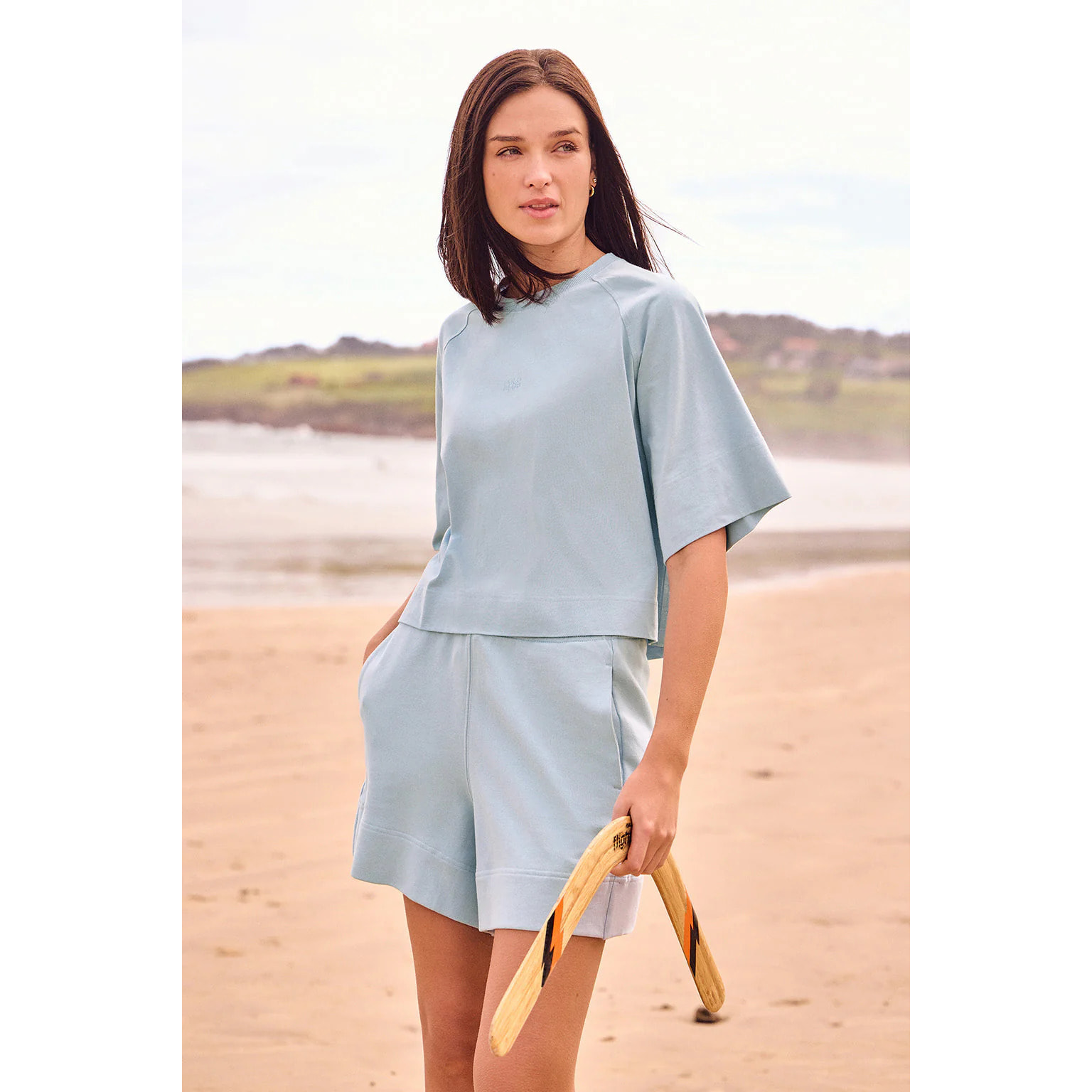 Camiseta azul claro Danae con logo bordado