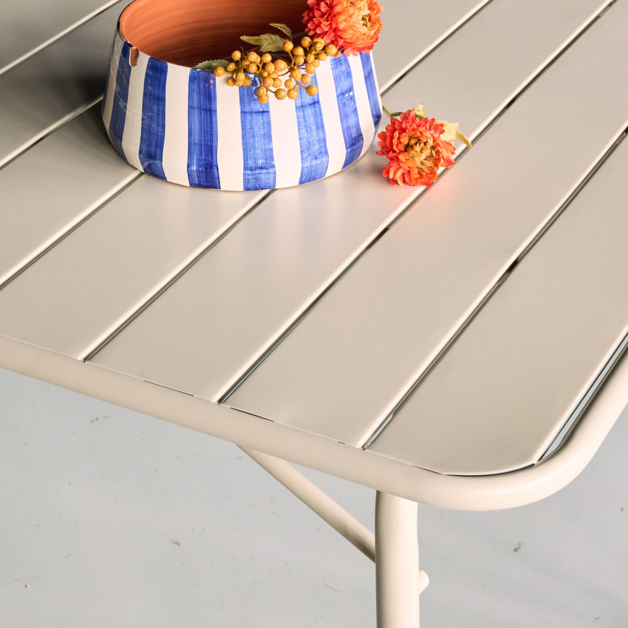 Table de jardin pliante métal 6 places. beige. Amelia. 140x80cm. traitement antirouille. lattes et bords arrondis