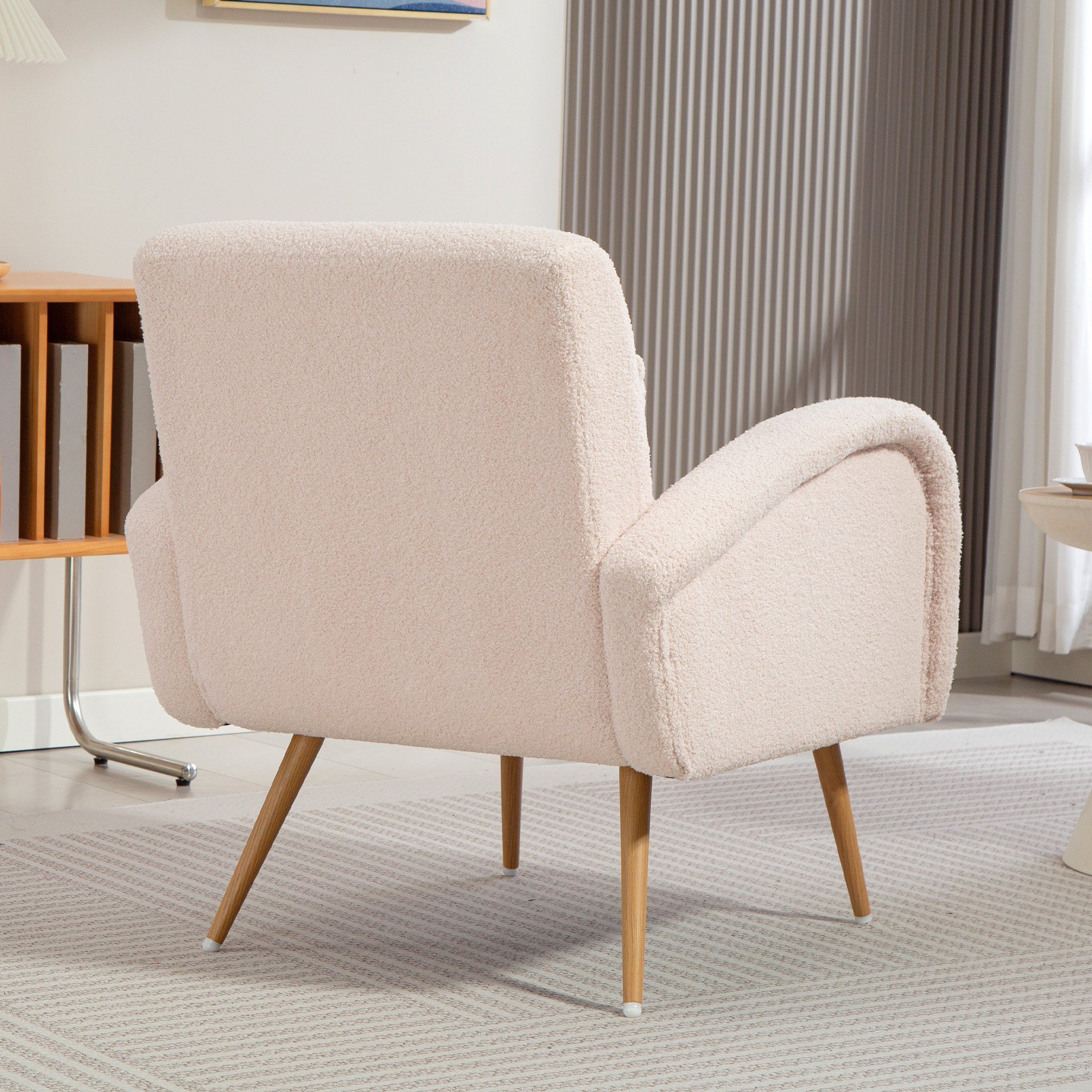 Fauteuil lounge style nordique bouclette piètement effilé incliné métal effet bois