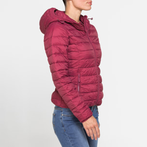 GIUBBOTTO RESISTENTE ALLA PIOGGIA CON IMBOTTITURA ULTRA LEGGERA. Vestibilità regolare.