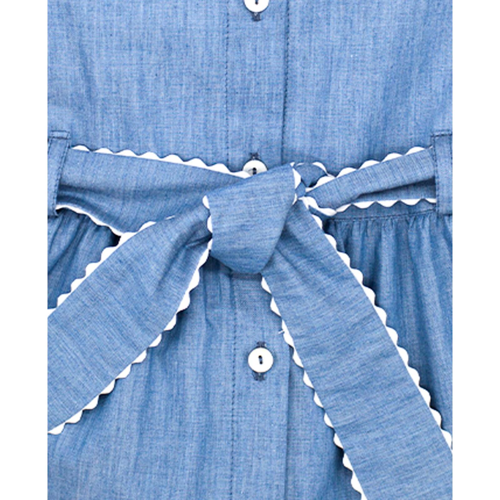 Vestido camisero azul. Falda de volantes, cuello y cinturon terminado en picunela. Botones en el centro.