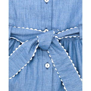 Vestido camisero azul. Falda de volantes, cuello y cinturon terminado en picunela. Botones en el centro.