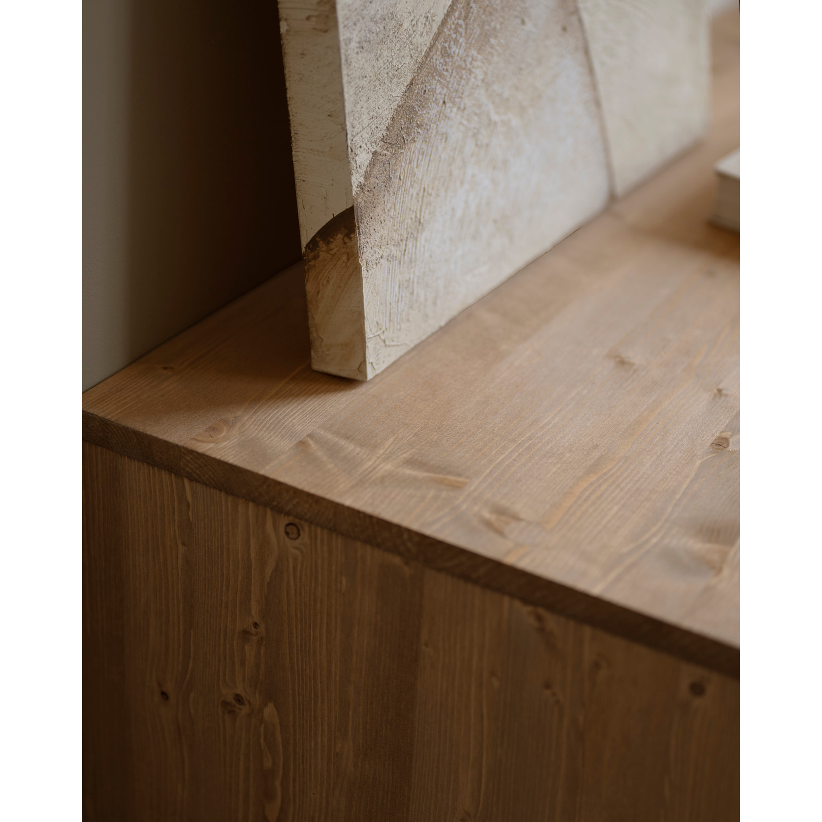 Buffet en bois de sapin et pin en ton chêne foncé 152x42cm Hauteur: 71 Longueur: 152 Largeur: 42