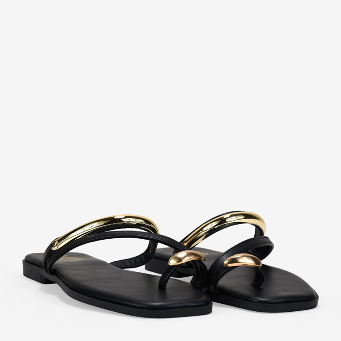 Sandalias de dedo negras con anillo y pulsera metálicos
