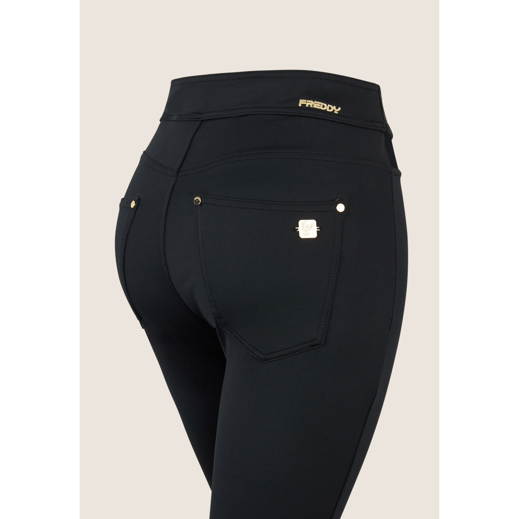 Pantaloni N.O.W. traspiranti vita alta e dettagli cut out