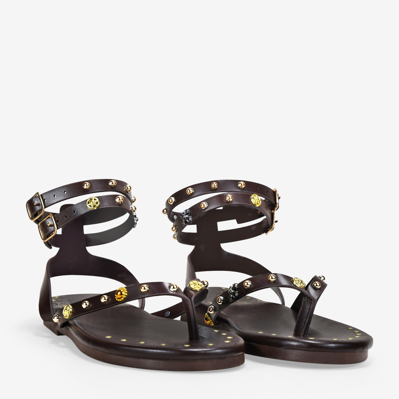 Sandalias planas marrones con tachuelas y doble pulsera