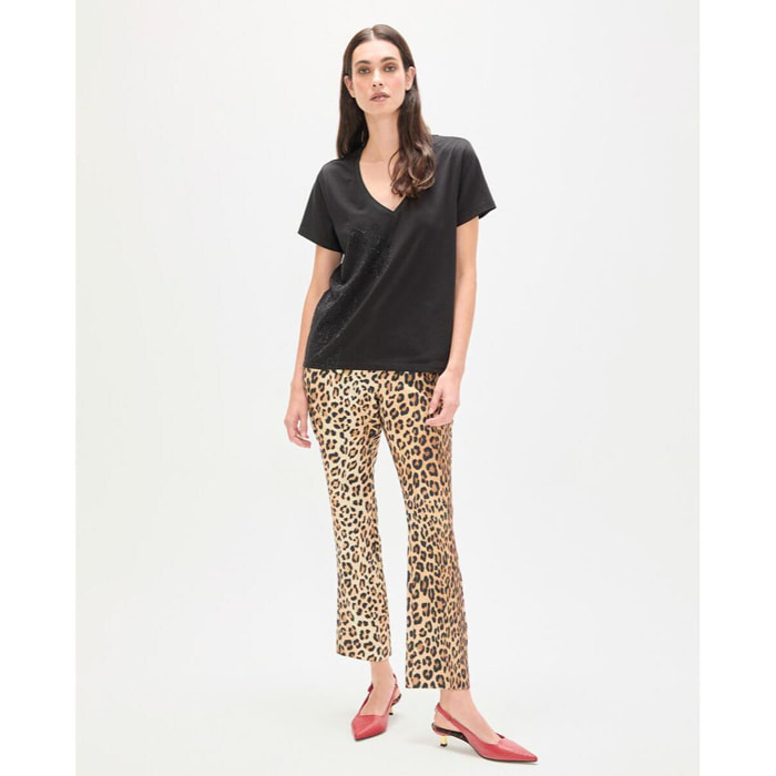 T-shirt con scollo a V con stampa animalier e strass