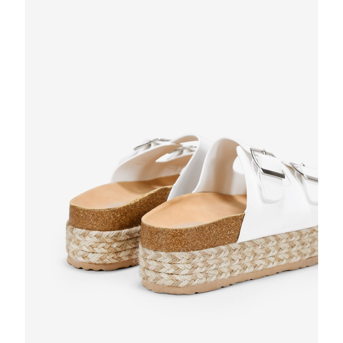 Sandalias blancas con plataforma de esparto