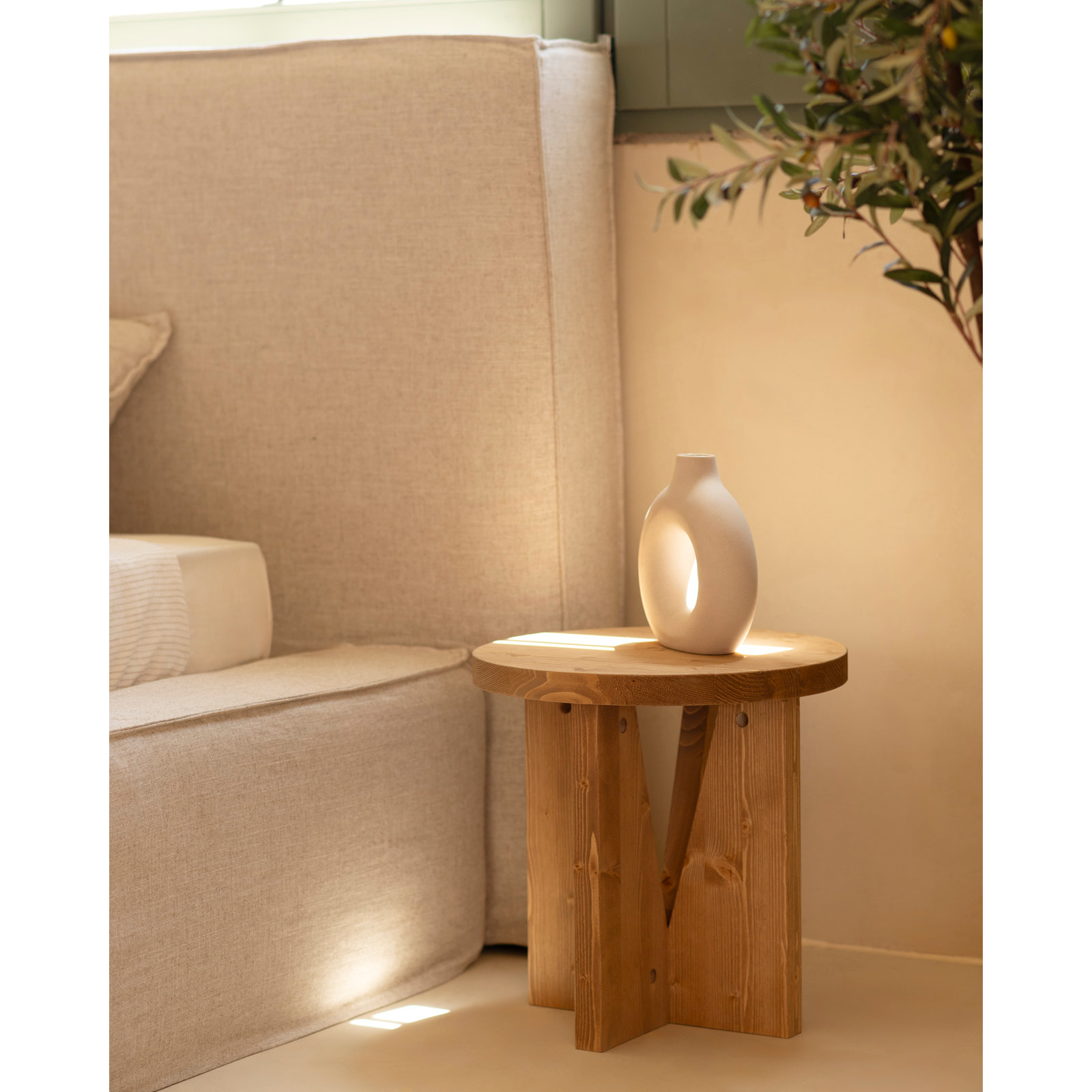 Mesita de noche de madera maciza en tono roble medio de 40x40cm Alto: 40 Largo: 40 Ancho: 40