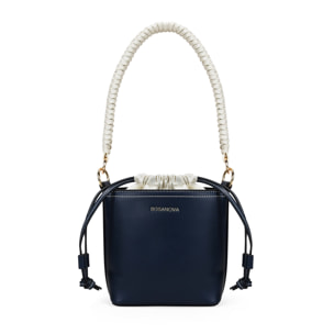 Bolso cubo azul con asa trenzada