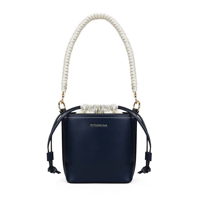 Bolso cubo azul con asa trenzada