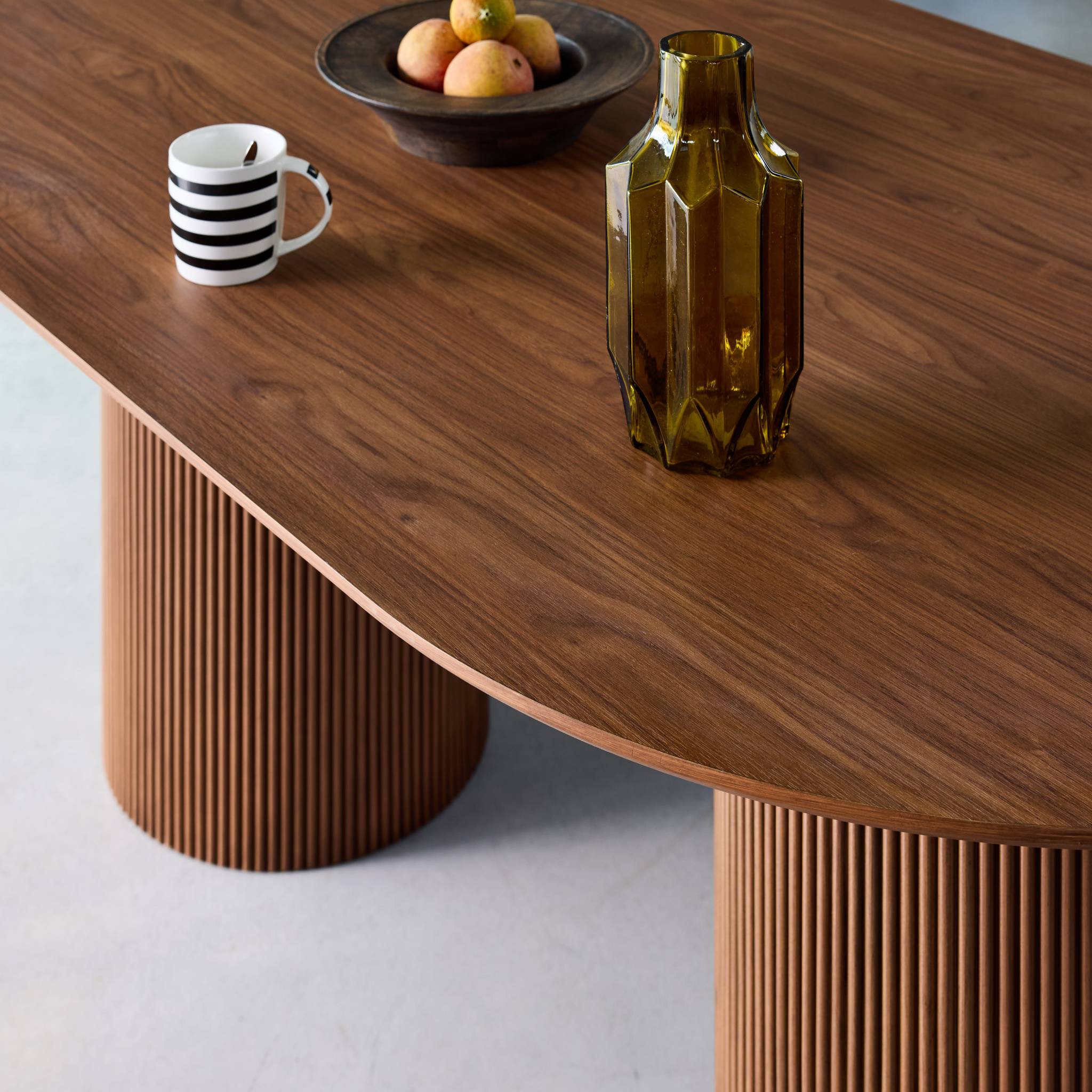 Table à manger oblongue effet bois sculpté 4-6 places. couleur noyer. 180cm