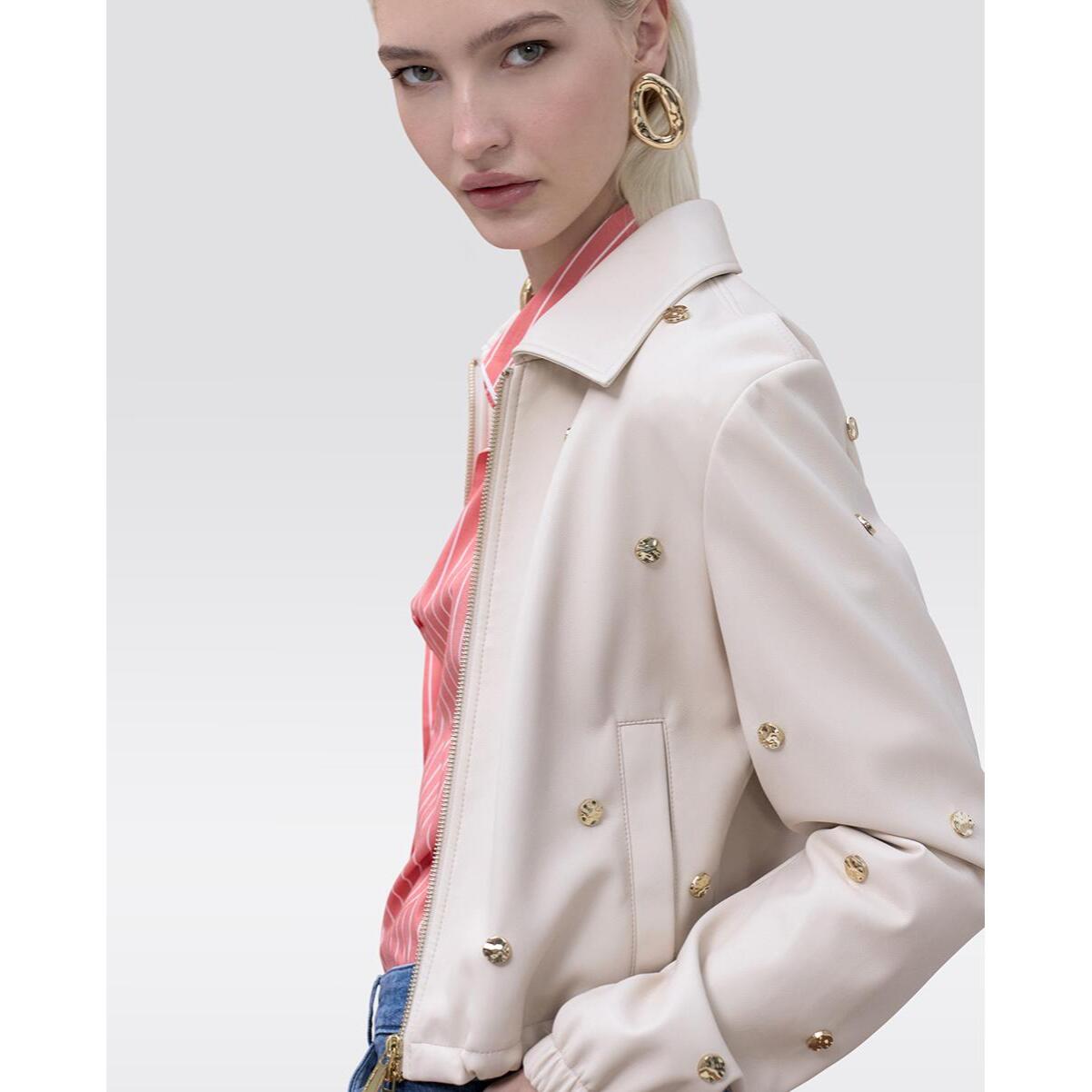 Giacca punteggiata di borchie rotonde effetto pelle