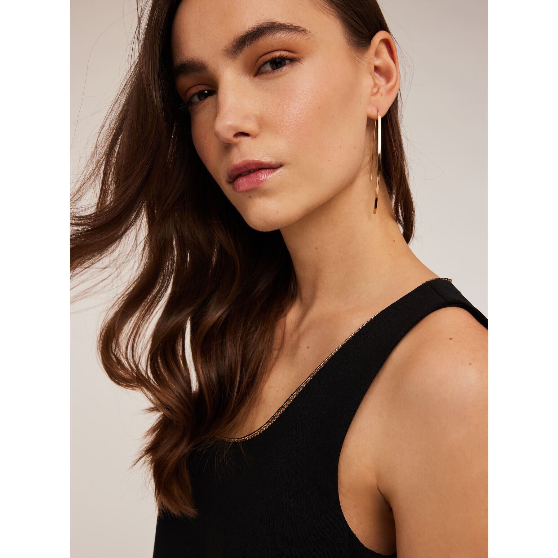 Motivi - Vestido de tubo con detalle de cadena metálica - Negro