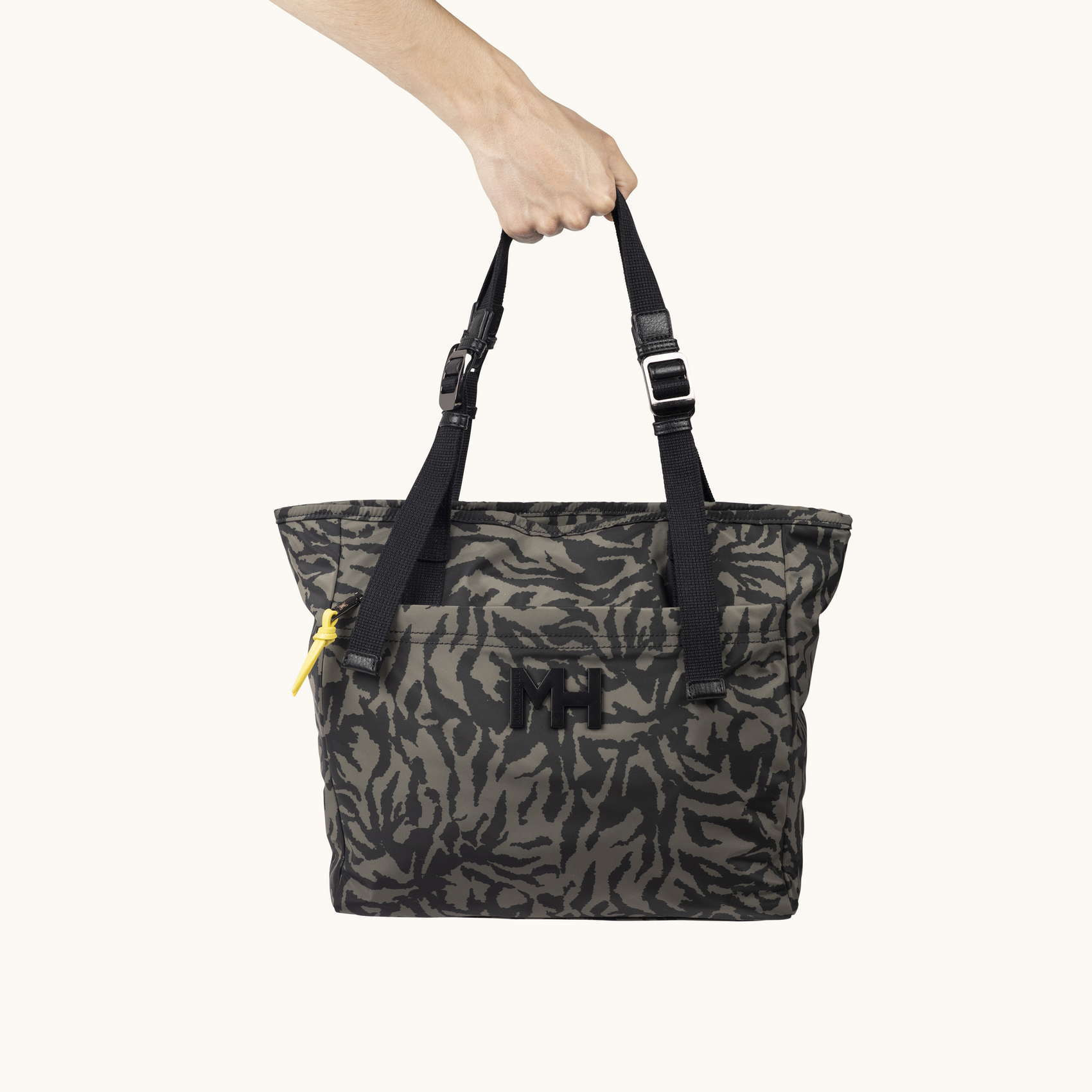 Bolso Shopper Convertible en Mochila Tiger ZONE SHOPPER BACKPACK C/PRINT TIGER KHAKI