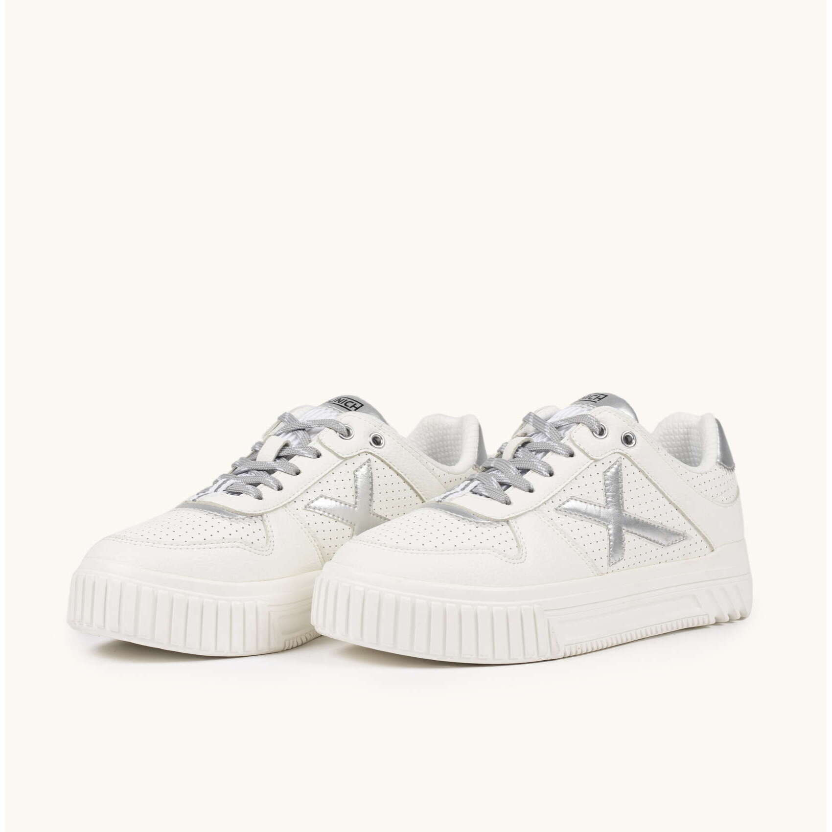 Zapatilla Blanca Platform con Detalles Plata MUNICH MINA 12