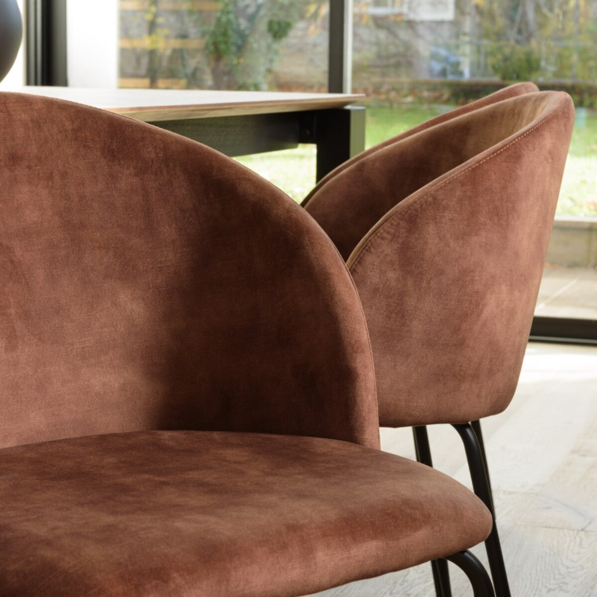 TOM - Lot de 2 chaises velours acajou dossier enveloppant pieds acier