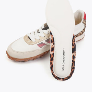 Sportivo in rete e tessuti diversi