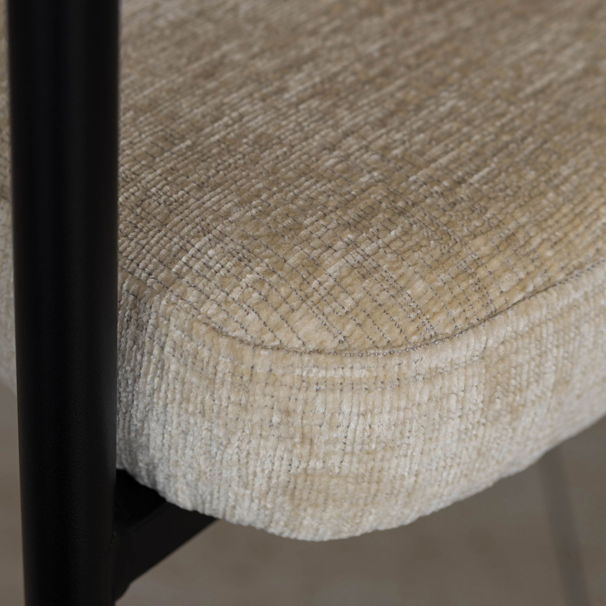 Ensemble table extensible ovale et 6 fauteuils en tissu beige