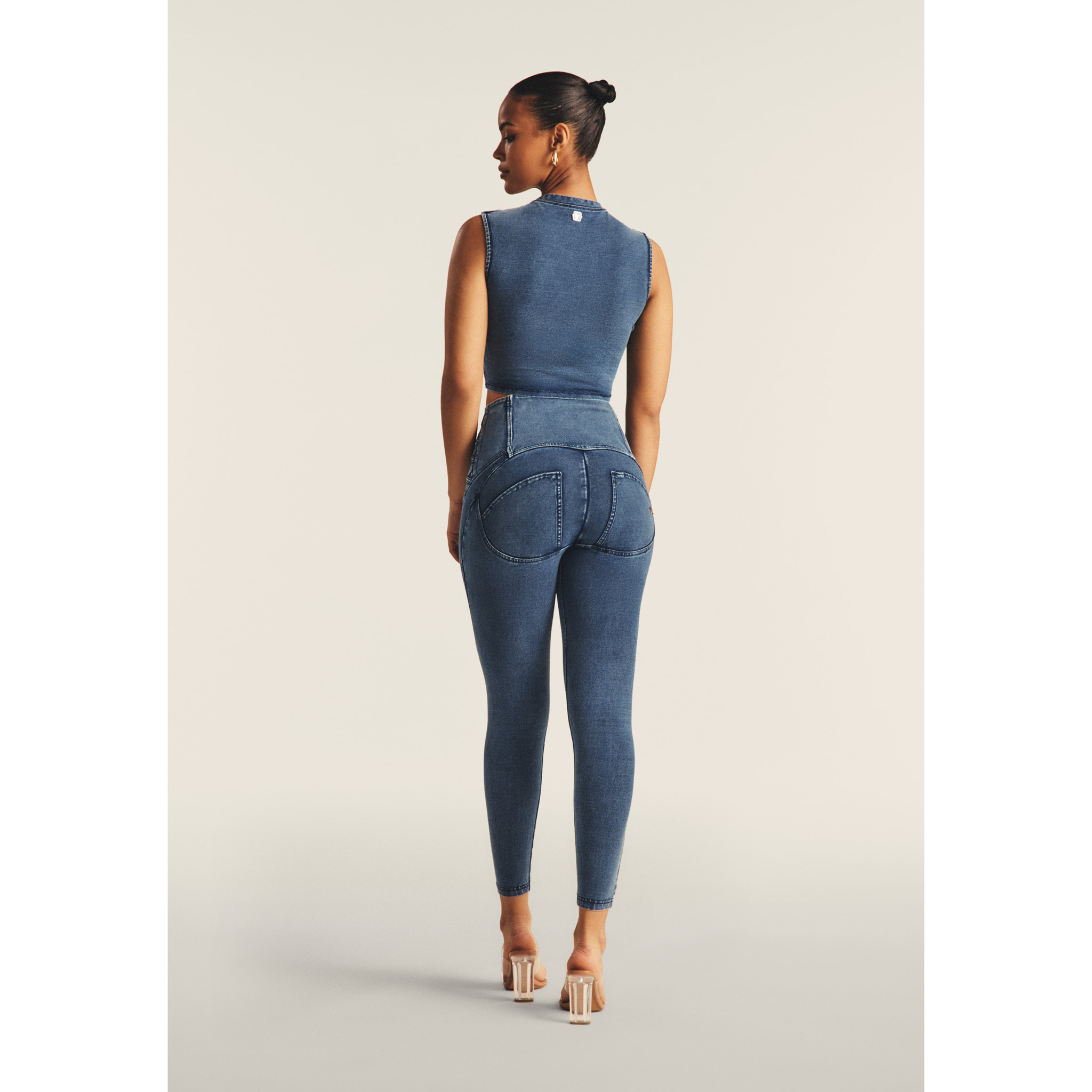 Top cropped effetto denim decorato sulle spalle