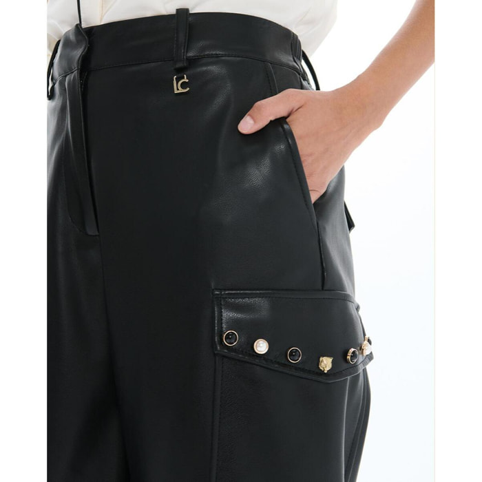Pantaloni da jogging in PU con tasche cargo laterali e borchie