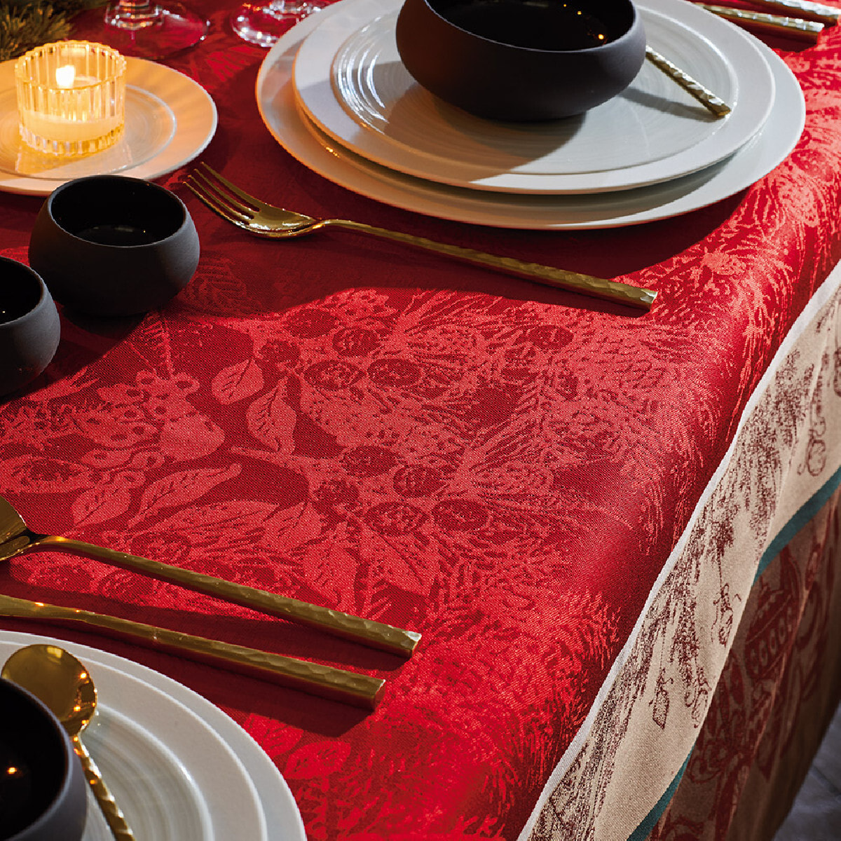 Nappe anti tache pur coton motif jacquard Couronne de noel rouge